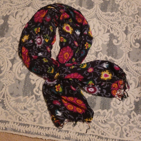Soft Beautiful Scarf - Picture 2 of 4